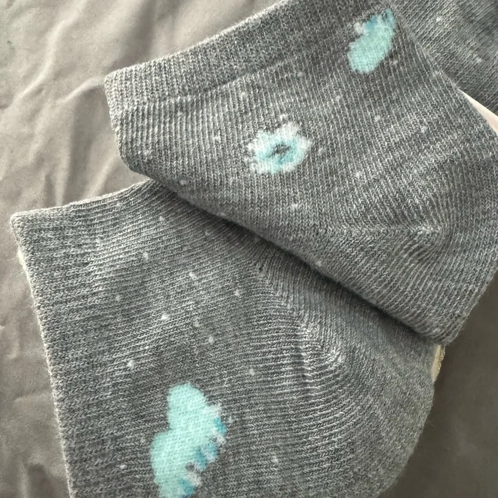 Juicy Couture 5 pair Women's Gray and Cream Ankle Socks